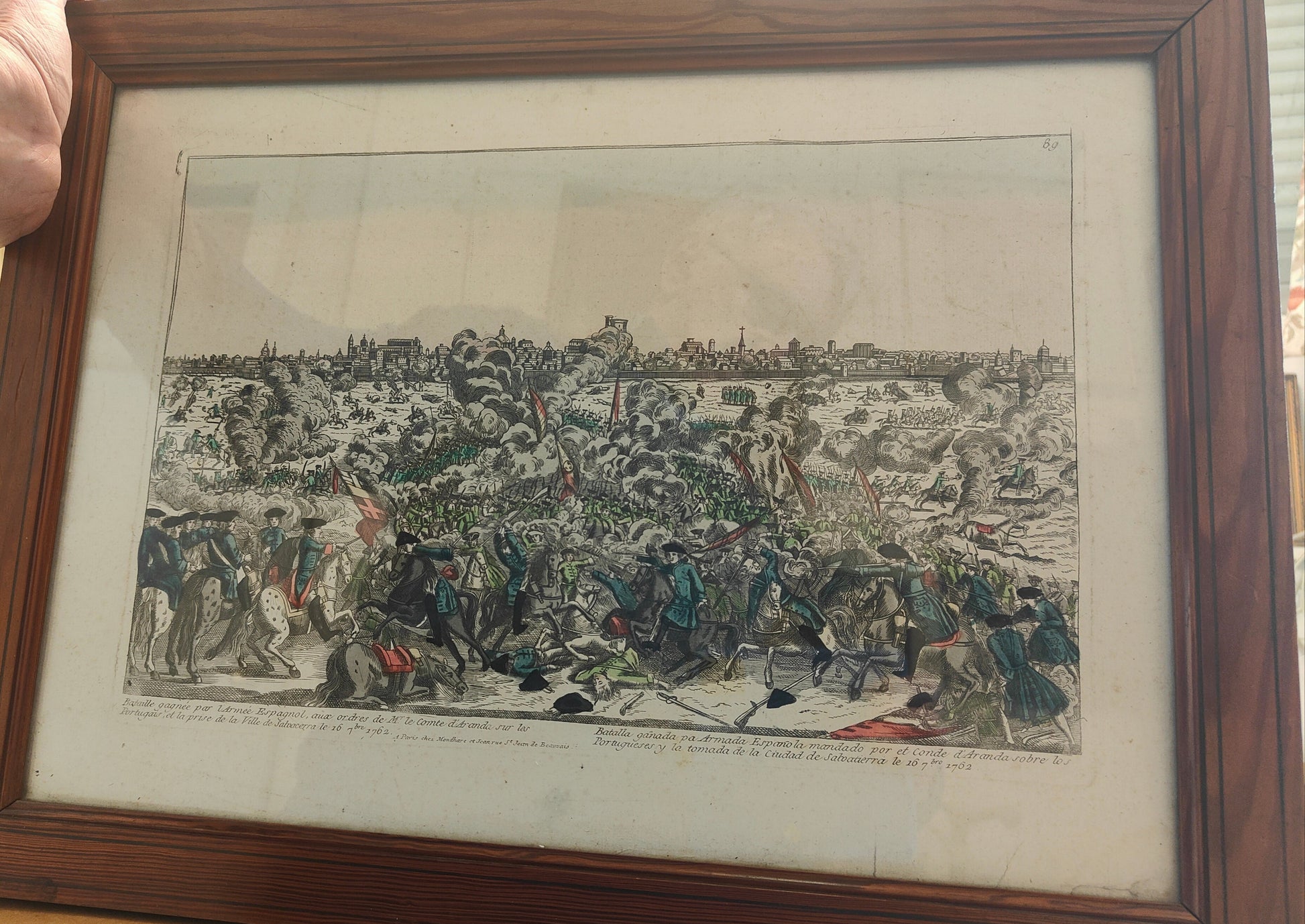 Gravure rare du XVIIIᵉ siècle par Mondhare représentant la victoire de l’armée espagnole sous le Comte d’Aranda à Salvacerra en 1762, œuvre colorisée d’époque.