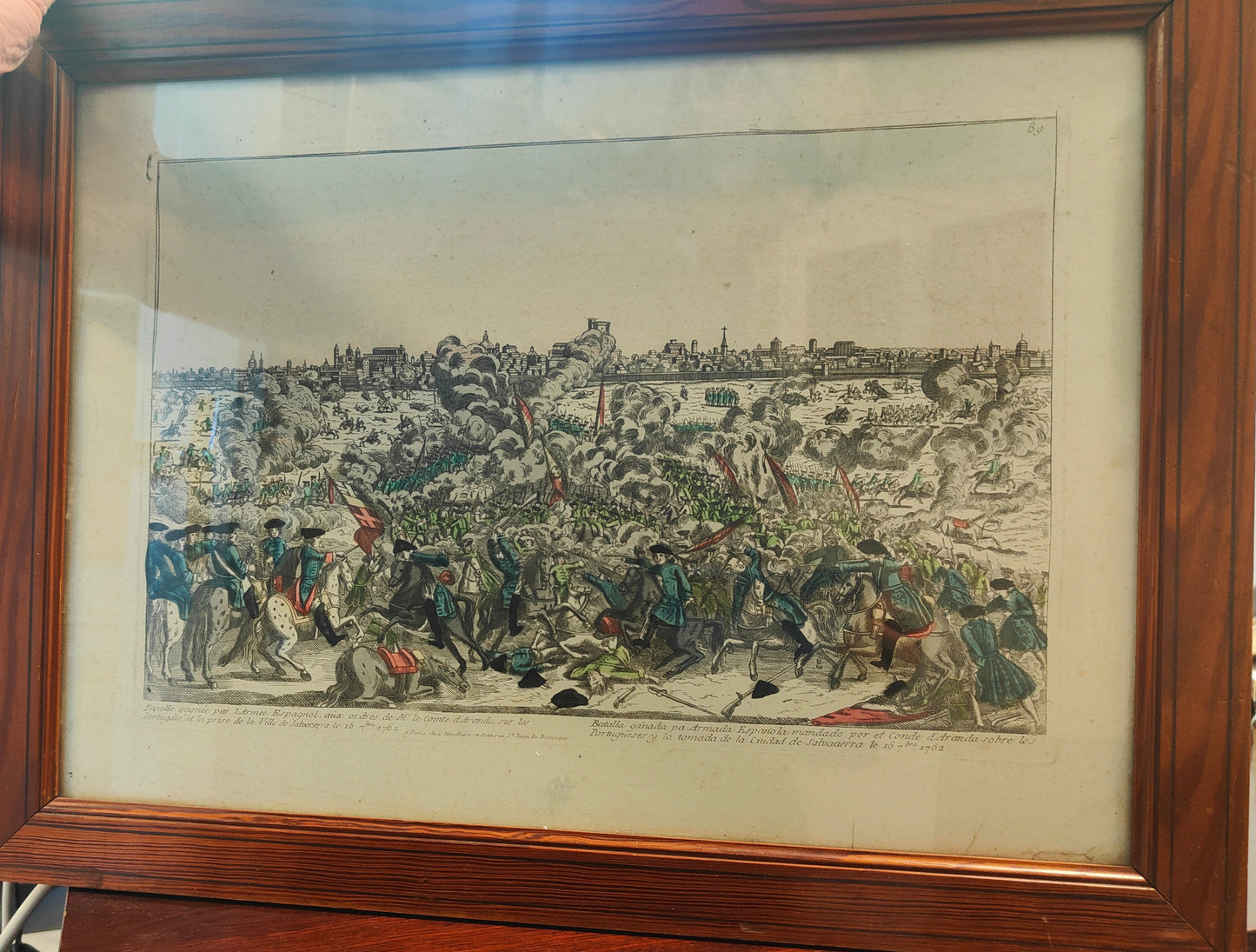 Gravure rare du XVIIIᵉ siècle par Mondhare représentant la victoire de l’armée espagnole sous le Comte d’Aranda à Salvacerra en 1762, œuvre colorisée d’époque.