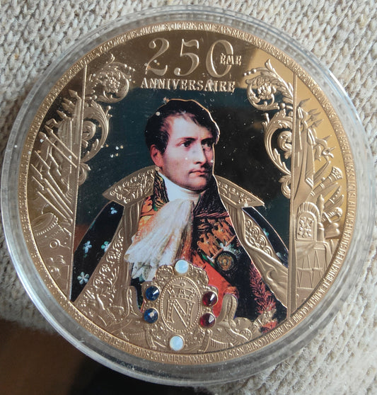 Médaille commémorative du 250ᵉ anniversaire de Napoléon Iᵉʳ, dorée à l’or fin 24 carats avec 6 cristaux Swarovski, édition limitée 2018 sous blister scellé.