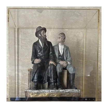 Sculpture en terre cuite peinte représentant un père et son fils juifs d’Europe centrale, œuvre Jugendstil austro-hongroise de Bernhard Bloch (1836–1909), pièce rare et expressive.