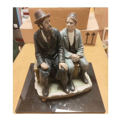 Sculpture en terre cuite peinte représentant un père et son fils juifs d’Europe centrale, œuvre Jugendstil austro-hongroise de Bernhard Bloch (1836–1909), pièce rare et expressive.