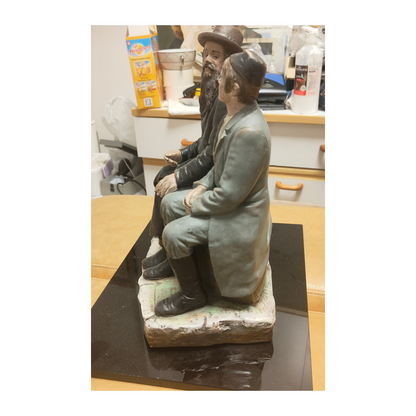 Sculpture en terre cuite peinte représentant un père et son fils juifs d’Europe centrale, œuvre Jugendstil austro-hongroise de Bernhard Bloch (1836–1909), pièce rare et expressive.