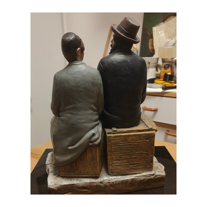 Sculpture en terre cuite peinte représentant un père et son fils juifs d’Europe centrale, œuvre Jugendstil austro-hongroise de Bernhard Bloch (1836–1909), pièce rare et expressive.